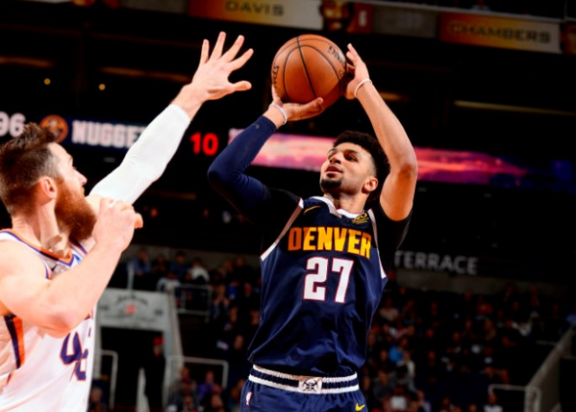  约基奇连续三双创历史，掘金稳居西部榜首  